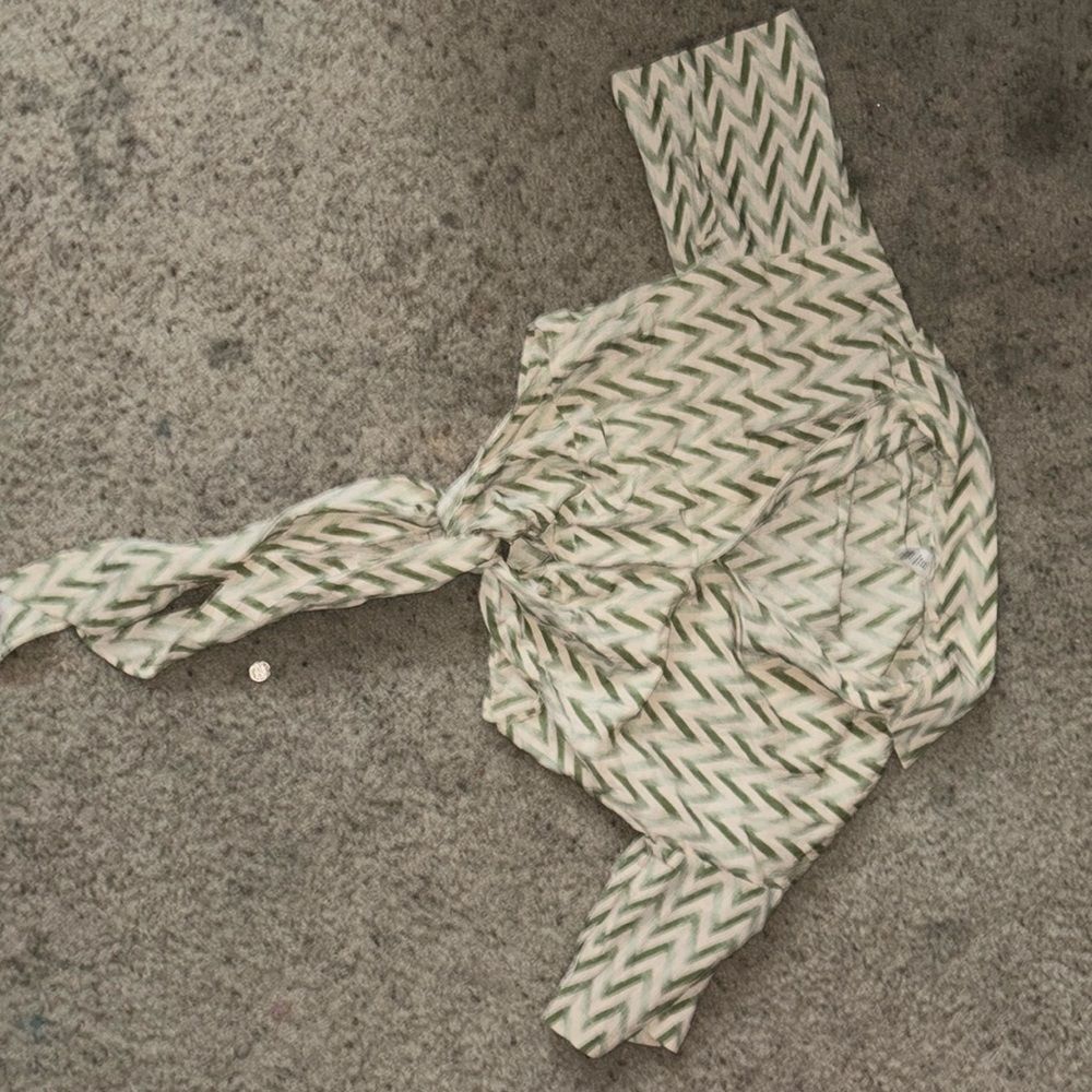 A summer shirt with a knot design